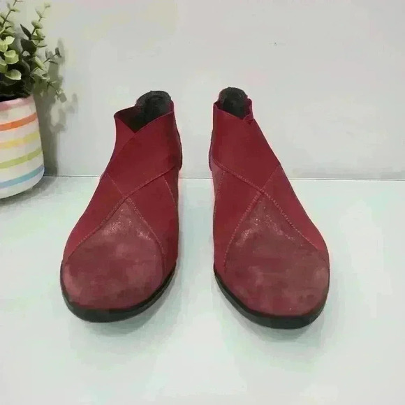 Un Tour En  Ville suede leather booties in merlot. Size 37 (6.5 US) - Picture 2 of 10